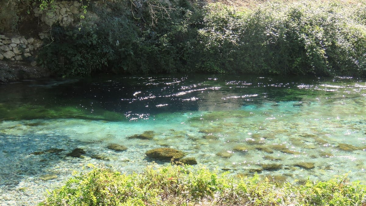 Das türkisfarbene Quellwasser des Blue Eye (Syri i Kaltër) in Südalbanien