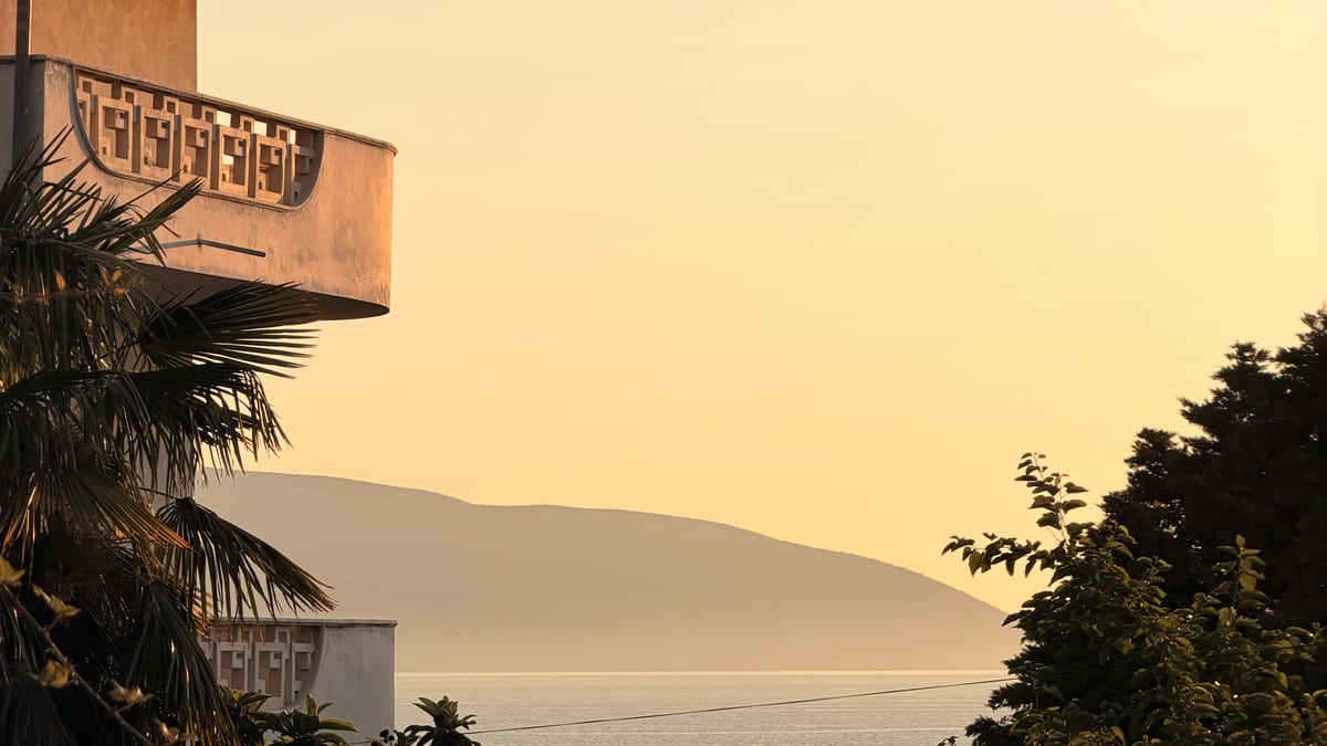 Goldene Abendstimmung über dem Meer bei Vlora, Albanien