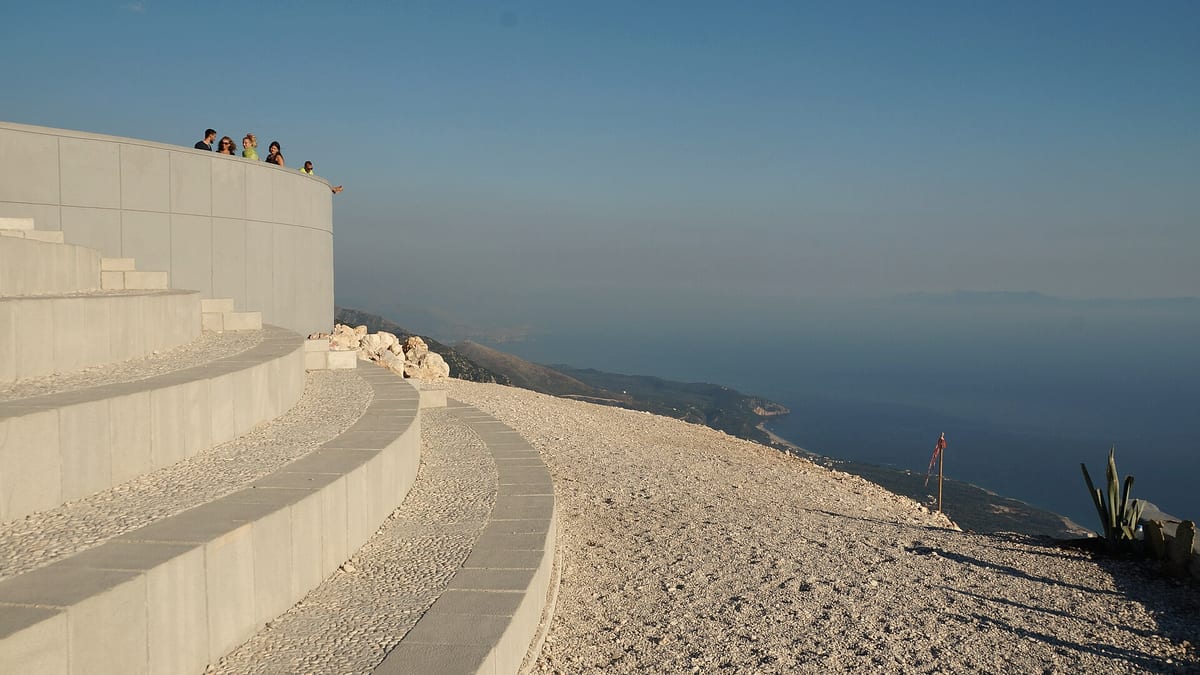 Aussichtsplattform am Llogara-Pass mit Blick über die albanische Küste und das Ionische Meer