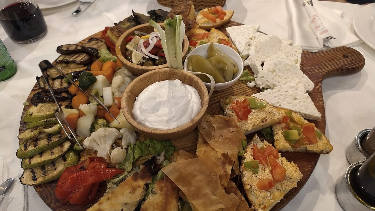 Große albanische Meze-Platte mit gegrilltem Gemüse, Käse, Byrek und Joghurt-Dip