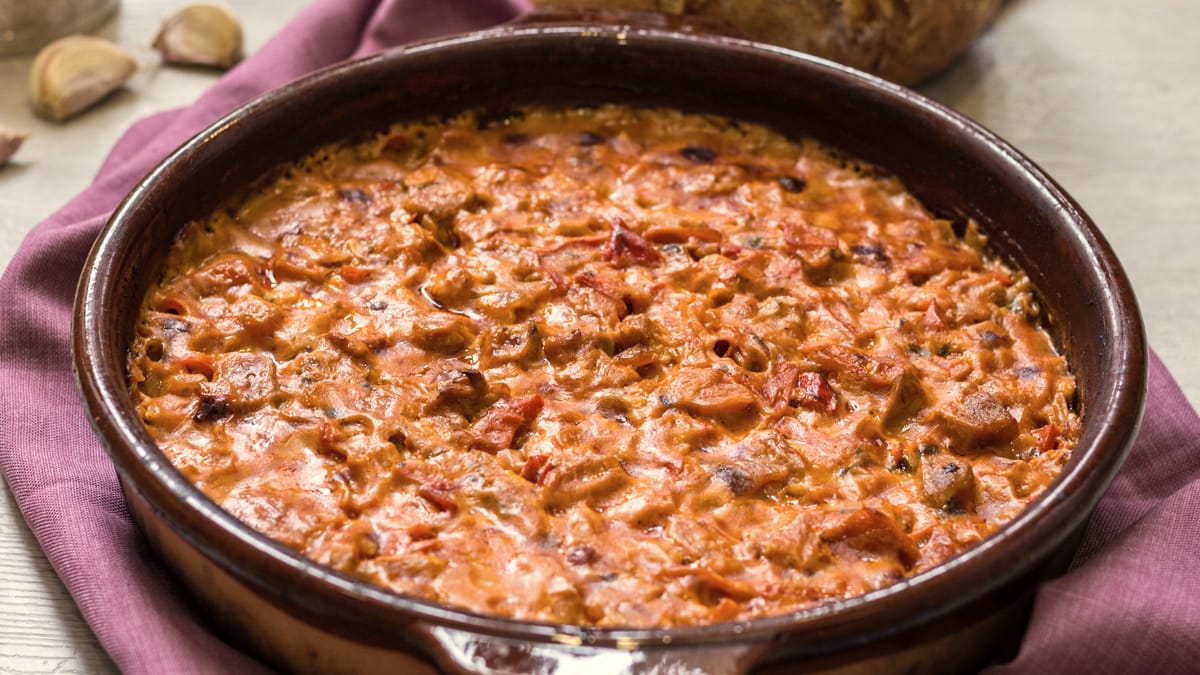 Vegetarische Fërgesë im Tontopf – geschmorte Paprika und Tomaten mit Käse
