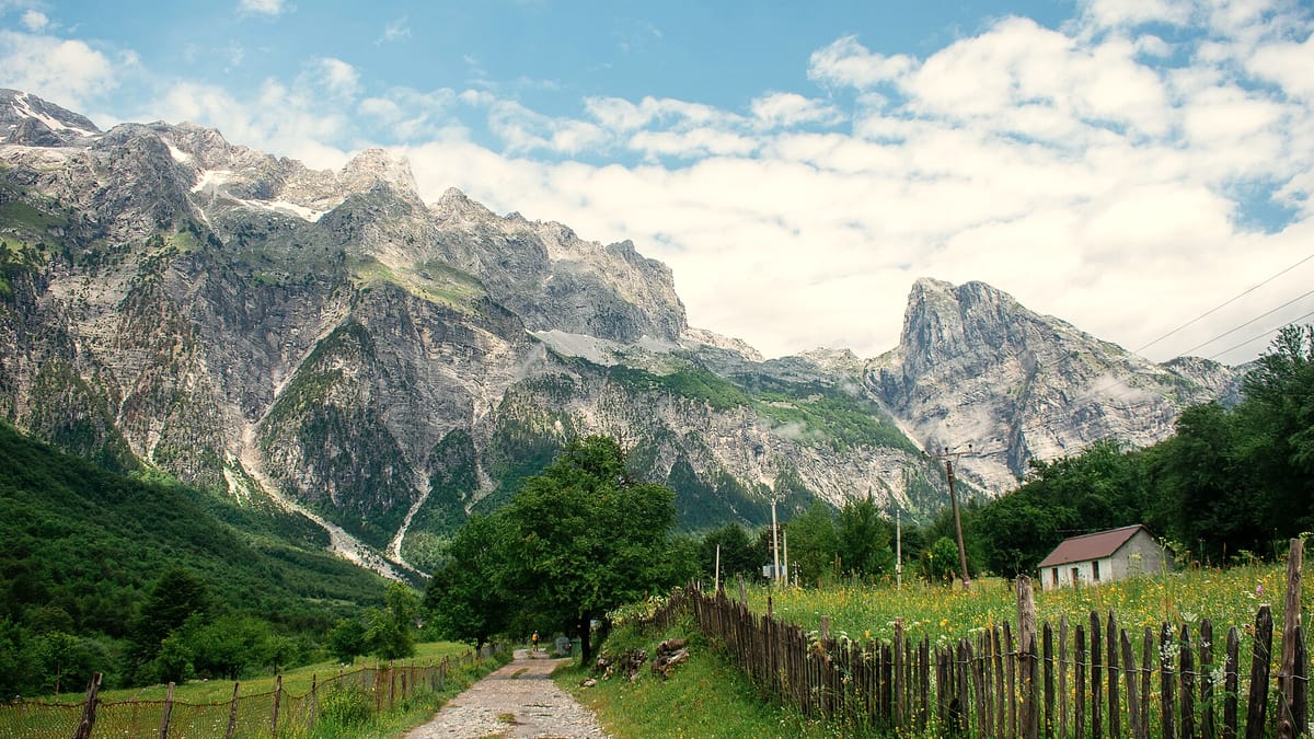 Das Theth-Tal in den albanischen Alpen mit schroffen Bergen und grünen Wiesen