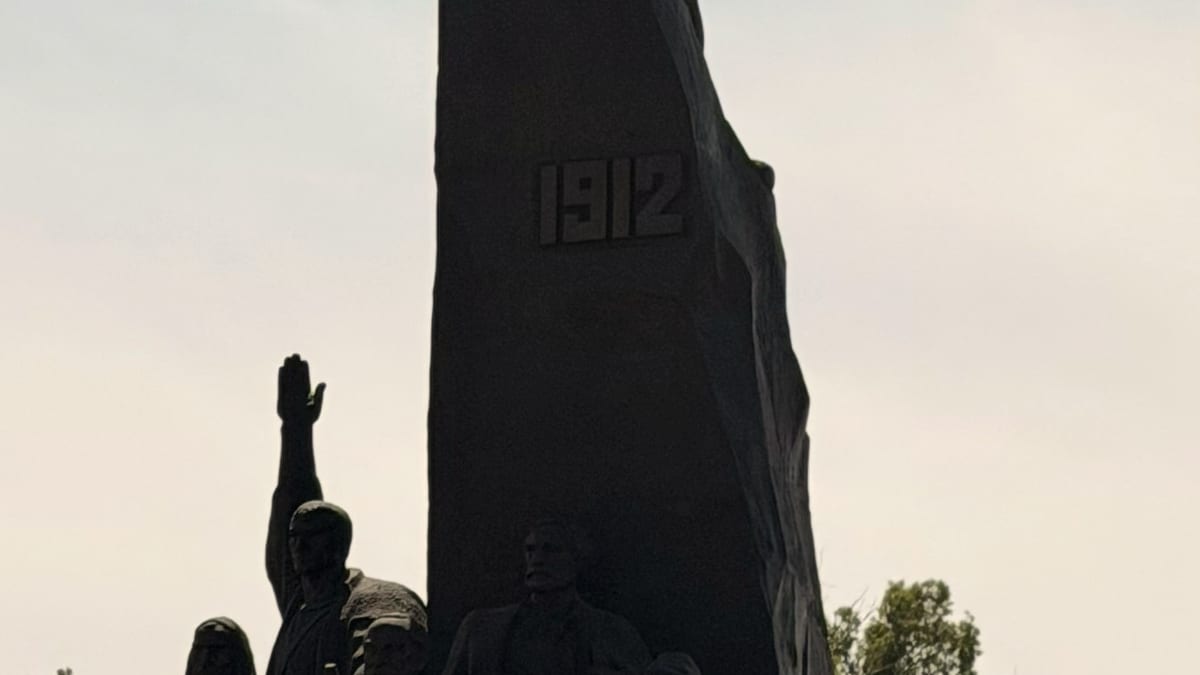 Das Unabhängigkeitsdenkmal von Vlora vor dem Ionischen Meer