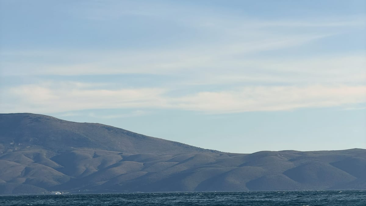 Die Bucht von Vlora mit den Bergen der Halbinsel Karaburun – Heimat der Vlosh-Traube
