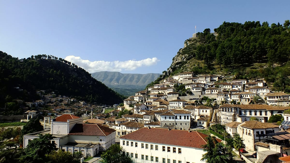 Die osmanische Altstadt von Berat mit ihren weißen Häusern am Burgberg